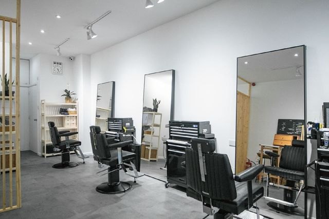 SIX Barbershop, barber in Teddington